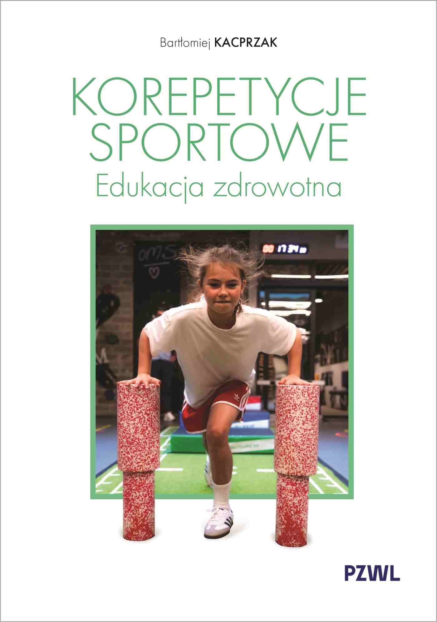 To okładka książki „Korepetycje sportowe. Edukacja zdrowotna” autorstwa Bartłomieja Kaczprzaka, wydanej przez PZWL. Co widać na okładce? U góry znajduje się imię i nazwisko autora. Tytuł zapisany jest dużą, zieloną czcionką: KOREPETYCJE SPORTOWE Podtytuł: Edukacja zdrowotna. Na środku widnieje zdjęcie dziecka wykonującego ćwiczenie ruchowe — wygląda, jakby przechodziło przez sportową przeszkodę, opierając się dłońmi o dwa wysokie, cylindryczne elementy treningowe. W tle widoczne jest wnętrze sali sportowej lub rehabilitacyjnej. Na dole okładki umieszczono logo wydawnictwa PZWL. Ogólne wrażenie Okładka jest dynamiczna i nowoczesna — stawia na ruch, aktywność i zdrowie. Kolorystyka (zieleń, biel, czerwone akcenty) buduje wrażenie energii i świeżości, co dobrze koresponduje z tematyką edukacji zdrowotnej i aktywności fizycznej dzieci.