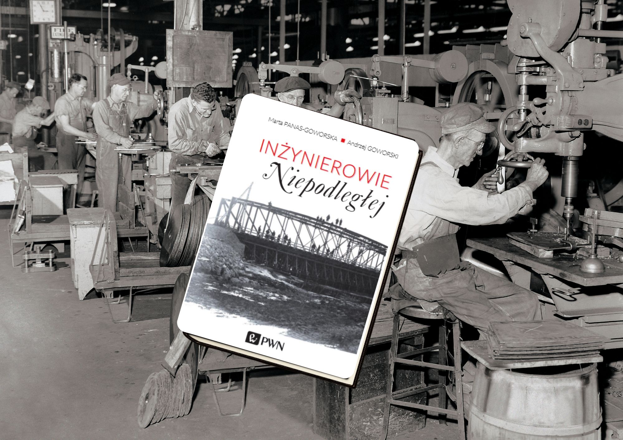 Na zdjęciu widzimy okładkę książki „Inżynierowie Niepodległej” wkomponowaną na tle historycznej hali fabrycznej. W tle pracują robotnicy obsługujący różnego typu maszyny przemysłowe. Tło jest czarno-białe, co tworzy spójny klimat z archiwalną fotografią znajdującą się na okładce książki. Co przedstawia obraz? Na pierwszym planie – duża, wyeksponowana okładka książki PWN. Na okładce książki widzimy tytuł „Inżynierowie Niepodległej”, autorstwa Marty Panas-Goworskiej i Andrzeja Goworskiego. Grafika przedstawia czarno-białe zdjęcie robotników i inżynierów stojących na stalowym moście w trakcie jego budowy lub odbudowy. Zdjęcie ma historyczny charakter — podkreśla tematykę książki, która najprawdopodobniej opowiada o roli polskich inżynierów w odbudowie kraju po odzyskaniu niepodległości. Na dole okładki widnieje logo wydawnictwa PWN. W tle – archiwalne zdjęcie przedstawiające pracowników fabryki, co świetnie koresponduje z tematyką książki, podkreślając rolę przemysłu, techniki i pracy inżynieryjnej.