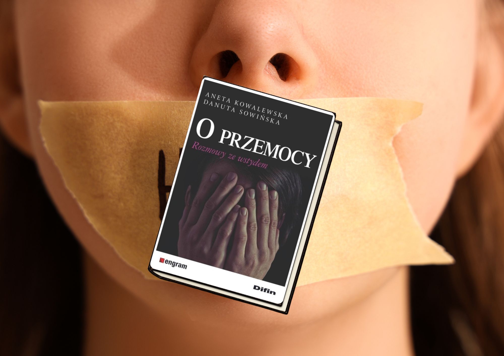 Obraz ma silny przekaz symboliczny i emocjonalny. Przedstawia zbliżenie twarzy kobiety z zaklejonymi ustami taśmą. Na taśmie widnieje napis „HELP” (pomocy), co jednoznacznie sugeruje sytuację przemocy, uciszenia, braku możliwości wypowiedzenia się lub wezwania pomocy. Na środku grafiki znajduje się okładka książki „O przemocy. Rozmowy ze wstydem” autorstwa Anety Kowalewskiej i Danuty Sowińskiej, wydana przez Difin, seria Engram. Okładka książki przedstawia osobę zakrywającą twarz dłońmi – wyraz wstydu, bólu i bezsilności. Całość tworzy mocny wizualny komentarz na temat przemocy – fizycznej, psychicznej, symbolicznej – oraz społecznego tabu i milczenia, które często jej towarzyszą. Grafika skutecznie przyciąga uwagę i może być użyta jako materiał promujący kampanię edukacyjną, wystawę biblioteczną lub akcję społeczną dotyczącą przeciwdziałania przemocy i wsparcia ofiar.
