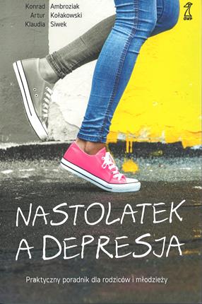 Okładka książki „Nastolatek a depresja. Praktyczny poradnik dla rodziców i młodzieży” autorstwa Konrada Ambroziaka, Artura Kołakowskiego i Klaudii Siwek ma nowoczesny, młodzieżowy styl. Na pierwszym planie znajduje się osoba stojąca na chodniku — widzimy tylko dolną część ciała: ubrane w niebieskie dżinsy nogi oraz buty – różowy trampki na jednej nodze i szary na drugiej, co może symbolizować różnorodność, indywidualizm lub emocjonalny niepokój. Tło jest utrzymane w ciepłym, żółtym kolorze z kontrastującymi białymi i czarnymi elementami graficznymi. Tytuł książki znajduje się w dolnej części okładki, wyróżniając się dużą, czytelną czcionką. W prawym górnym rogu widnieje logo wydawnictwa GWP. Całość sprawia wrażenie przystępnej, ale zarazem poważnej publikacji skierowanej do młodzieży i ich opiekunów, poruszającej trudny temat zdrowia psychicznego w sposób zrozumiały i wspierający.