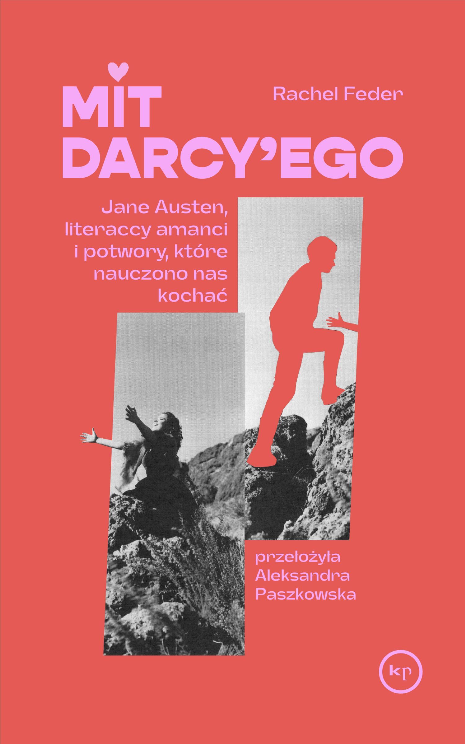 Okładka książki „Mit Darcy’ego” autorstwa Rachel Feder ma wyrazisty, czerwony kolor tła i przyciąga uwagę dużym, różowym tytułem umieszczonym w górnej części. Pod nim znajduje się podtytuł w białej czcionce: „Jane Austen, literaccy amanci i potwory, które nauczono nas kochać” — co sugeruje, że książka łączy analizę literatury z elementami kultury popularnej. W prawym górnym rogu widnieje nazwisko autorki, a na dole informacja o tłumaczeniu: „przełożyła Aleksandra Paszkowska”. Okładkę zdobią także dwa czarno-białe zdjęcia osób w górzystym krajobrazie — jedno przedstawia osobę stojącą, drugie wspinającą się, co może symbolizować poszukiwanie ideałów lub dekonstrukcję romantycznych wzorców.