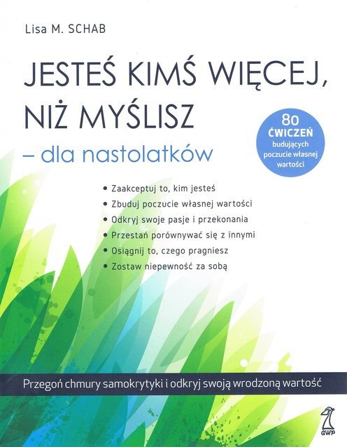 Okładka książki „Jesteś kimś więcej, niż myślisz – dla nastolatków” autorstwa Lisy M. Schab jest utrzymana w jasnej, nowoczesnej i motywującej stylistyce, skierowanej głównie do młodych czytelników. Elementy graficzne: Tło okładki jest białe, przechodzące ku dołowi w abstrakcyjne, kolorowe liście lub promienie w odcieniach zieleni, niebieskiego i żółci. Tworzą one efekt lekkości, świeżości i wzrostu, co dobrze oddaje rozwijający charakter książki. W prawym górnym rogu znajduje się niebieskie koło z napisem: „80 ćwiczeń budujących poczucie własnej wartości”, co informuje o praktycznym charakterze publikacji. Tekst na okładce: Tytuł zapisany jest dużą, wyraźną czcionką: „Jesteś kimś więcej, niż myślisz”, a pod spodem mniejszymi literami – „dla nastolatków” w błękitnym kolorze. Pod tytułem znajduje się lista celów i efektów, jakie można osiągnąć dzięki lekturze książki, np.: – Zaakceptuj to, kim jesteś – Zbuduj poczucie własnej wartości – Przestań porównywać się z innymi – Zostaw niepewność za sobą Na samym dole widnieje ciemny pasek z hasłem motywacyjnym: „Przegoń chmury samokrytyki i odkryj swoją wrodzoną wartość”. Wydawnictwo: Na dole z prawej strony znajduje się logo wydawnictwa GWP (Gdańskie Wydawnictwo Psychologiczne) – rozpoznawalny pingwin. Wrażenie: Okładka jest optymistyczna, wspierająca i estetyczna, co doskonale pasuje do treści książki – poradnika psychologicznego dla młodzieży pomagającego budować zdrową samoocenę, odnaleźć swoje mocne strony i zyskać pewność siebie.