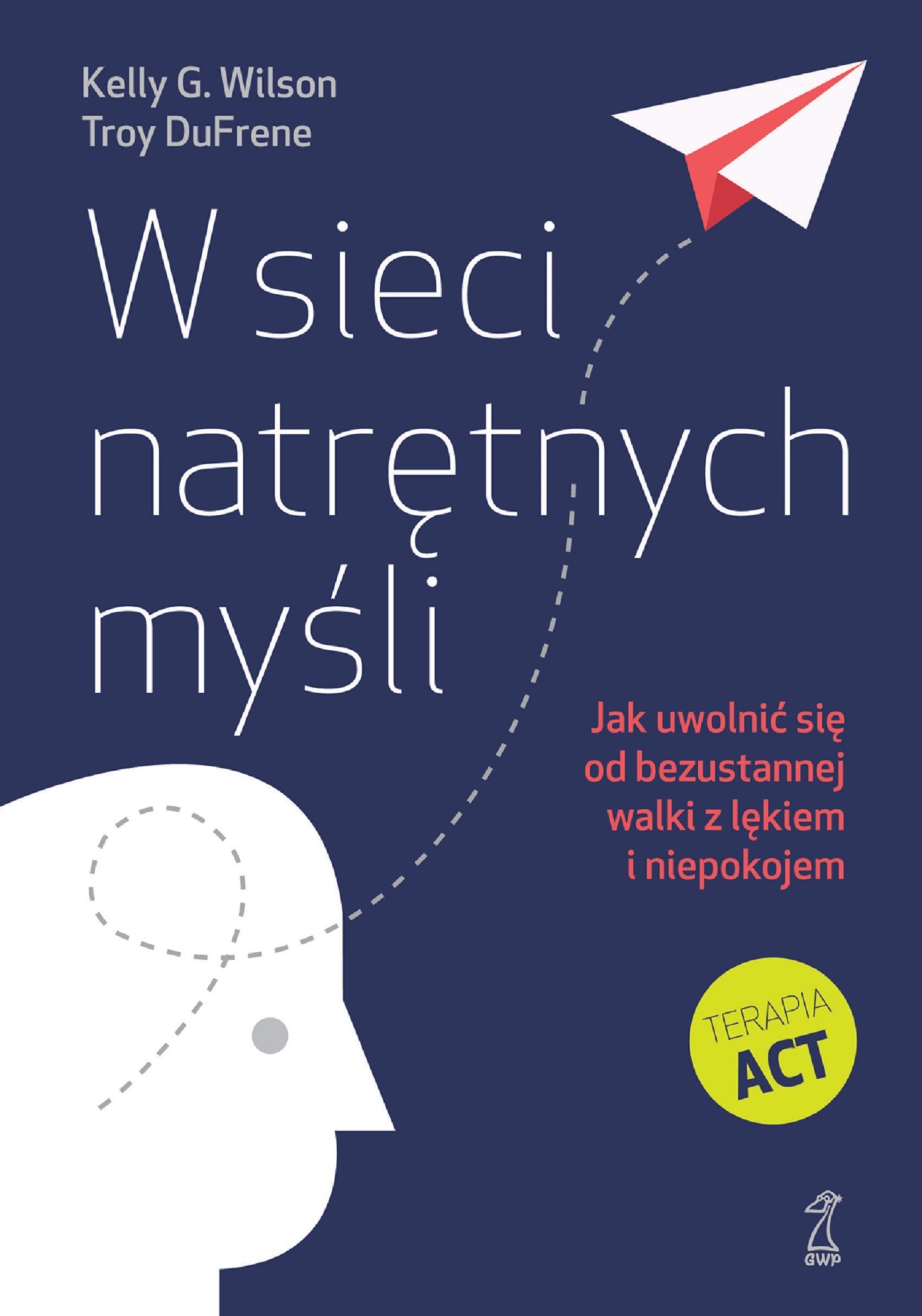 Okładka książki „W sieci natrętnych myśli” autorstwa Kelly G. Wilsona i Troy’a DuFrene’a jest minimalistyczna, nowoczesna i symboliczna – doskonale oddająca tematykę związaną z walką z lękiem, niepokojem i natrętnymi myślami. Elementy graficzne: Tło ma kolor ciemnoniebieski, co kojarzy się z nocą, spokojem, ale też z niepokojem czy introspekcją. W lewym dolnym rogu znajduje się uproszczona sylwetka białej głowy z profilu, z zaznaczonymi szarymi, krętymi liniami wewnątrz – symbolizującymi zawiłość myśli, wewnętrzny chaos lub natrętne schematy myślowe. Nad głową wznosi się papierowy samolot – biało-czerwony – który opuszcza „sieć myśli”, zostawiając przerywaną linię lotu. To czytelna metafora uwolnienia się od uciążliwego myślenia. Tekst na okładce: Tytuł: „W sieci natrętnych myśli” – zapisany lekką, nowoczesną czcionką, w jasnym kolorze, dobrze kontrastującym z tłem. Podtytuł: „Jak uwolnić się od bezustannej walki z lękiem i niepokojem” – w czerwonym kolorze, przyciąga uwagę i jasno określa cel książki. W żółtym kółku widnieje napis: „Terapia ACT” – wskazujący na metodę psychoterapeutyczną, na której oparta jest książka (Terapia Akceptacji i Zaangażowania). W dolnym rogu widnieje logo wydawnictwa GWP (Gdańskie Wydawnictwo Psychologiczne). Ogólny przekaz: Okładka jest prosta, ale bardzo wymowna. Za pomocą symboliki i minimalistycznej grafiki pokazuje, że możliwe jest uwolnienie się od uporczywych, dręczących myśli. Estetyka graficzna w połączeniu z informacyjnym układem treści sprawia, że książka wzbudza zaufanie i nadzieję na zmianę.