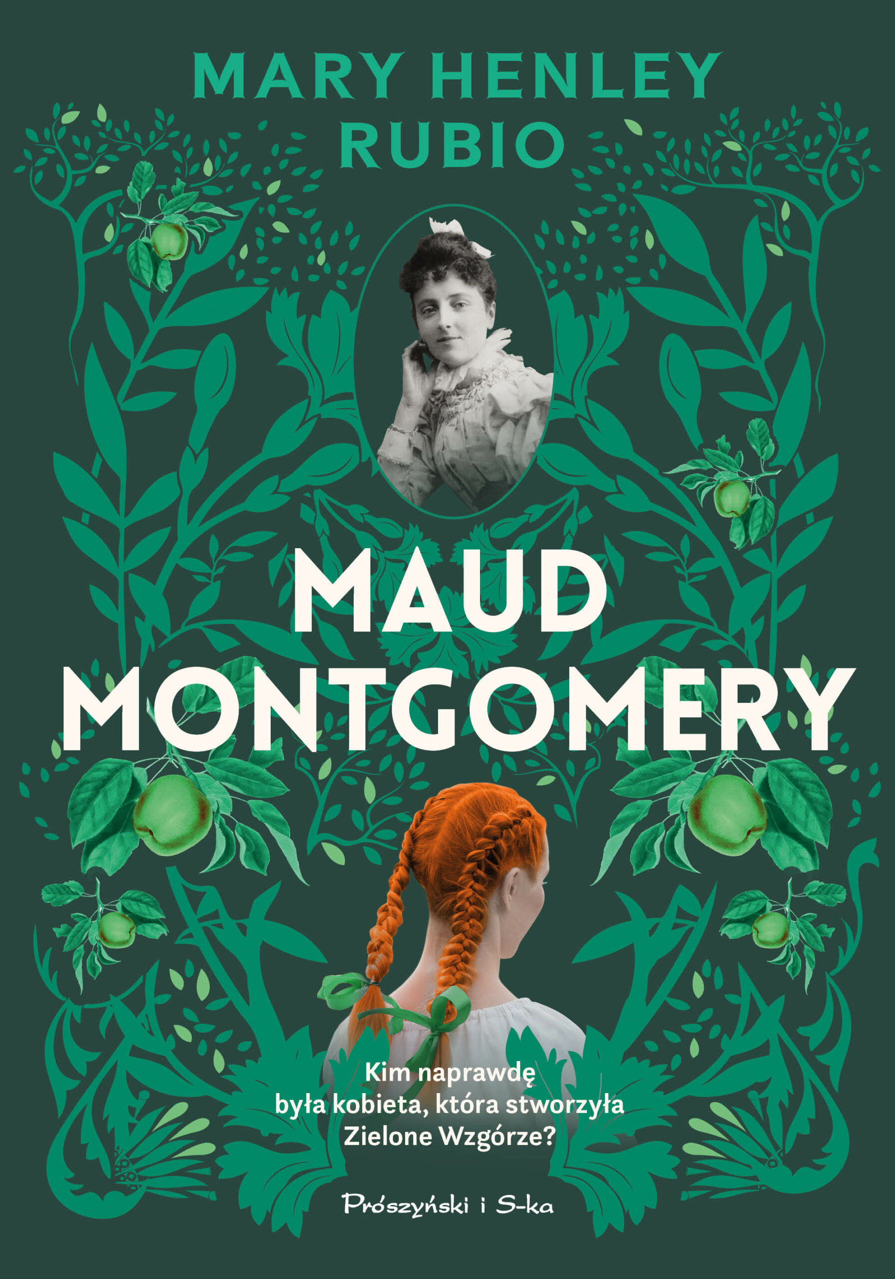 To okładka książki „Maud Montgomery” autorstwa Mary Henley Rubio, wydanej przez Prószyński i S-ka. Co widać na okładce: Dominują odcienie zieleni, przywołujące naturę, ogrody i krajobraz – wyraźne nawiązanie do Zielonego Wzgórza. Centralnie umieszczony jest portret Lucy Maud Montgomery (czarno-biała fotografia w owalnej ramce), co podkreśla biograficzny charakter książki. W dolnej części okładki widzimy postać dziewczynki z rudymi warkoczami, odwróconej tyłem – bardzo czytelne skojarzenie z Aną Shirley. Motywy jabłoni, liści i roślinnych ornamentów oplatają całą kompozycję, nadając jej lekko secesyjny, literacki klimat. Tytuł zapisany jest dużą, jasną czcionką, wyraźnie kontrastującą z tłem. Wymowa okładki: Okładka jasno komunikuje, że jest to: biografia pisarki, książka dla miłośników Ani z Zielonego Wzgórza, opowieść łącząca życie autorki z mitem literackiej bohaterki. Podtytuł: „Kim naprawdę była kobieta, która stworzyła Zielone Wzgórze?” zachęca do spojrzenia głębiej – poza znaną, „pocztówkową” wersję historii.