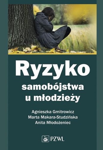 Na okładce widzimy osobę siedzącą pod drzewem w przygarbionej, smutnej pozie, z głową opuszczoną na kolana. Scena utrzymana jest w jesiennej tonacji — wokół leżą liście, a tło jest lekko rozmyte, co podkreśla melancholijny nastrój. Tytuł książki brzmi „Ryzyko samobójstwa u młodzieży”, a autorkami są Agnieszka Gmitrowicz, Marta Makara‑Studzińska i Anita Młodożeniec. Całość ma poważny, refleksyjny charakter, adekwatny do tematyki wsparcia młodych osób w kryzysie.