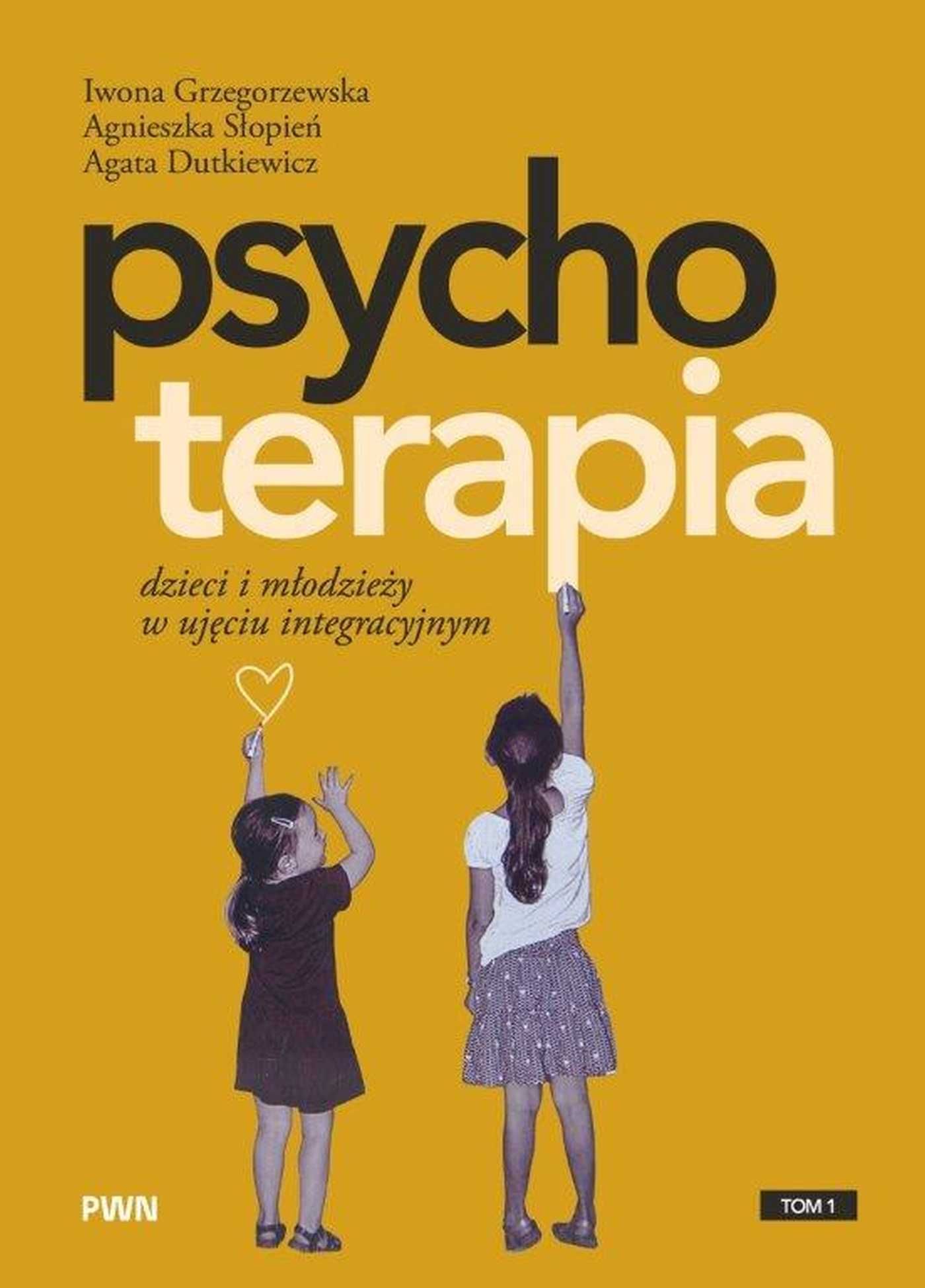 Na okładce widoczna jest książka pt. „Psychoterapia dzieci i młodzieży w ujęciu integracyjnym” (Tom 1) autorstwa Iwony Grzegorzewskiej, Agnieszki Słopień i Agaty Dutkiewicz, wydana przez PWN. Tło ma ciepły, musztardowo-żółty kolor, który nadaje całości wyrazisty, ale jednocześnie przyjazny charakter. Dominującym elementem typograficznym jest duży, kontrastowy tytuł – słowo „psycho” zapisane czarną czcionką, a „terapia” jasną, co tworzy wyraźny podział i przyciąga uwagę. Centralną część okładki zajmuje fotografia dwóch dziewczynek widzianych od tyłu. Stoją one z uniesionymi rękami – jedna sięga w górę, druga trzyma świetlisty kontur serca. Motyw ten można interpretować symbolicznie jako rozwój, dążenie do wzrostu, potrzebę wsparcia i emocjonalnego bezpieczeństwa. Delikatny rysunek serca podkreśla aspekt relacji, troski i pracy z emocjami. Całość jest prosta, czytelna i nowoczesna. Projekt łączy profesjonalny charakter publikacji naukowej z wizualnym akcentem odnoszącym się do dzieciństwa i wsparcia psychicznego, co dobrze oddaje tematykę książki.