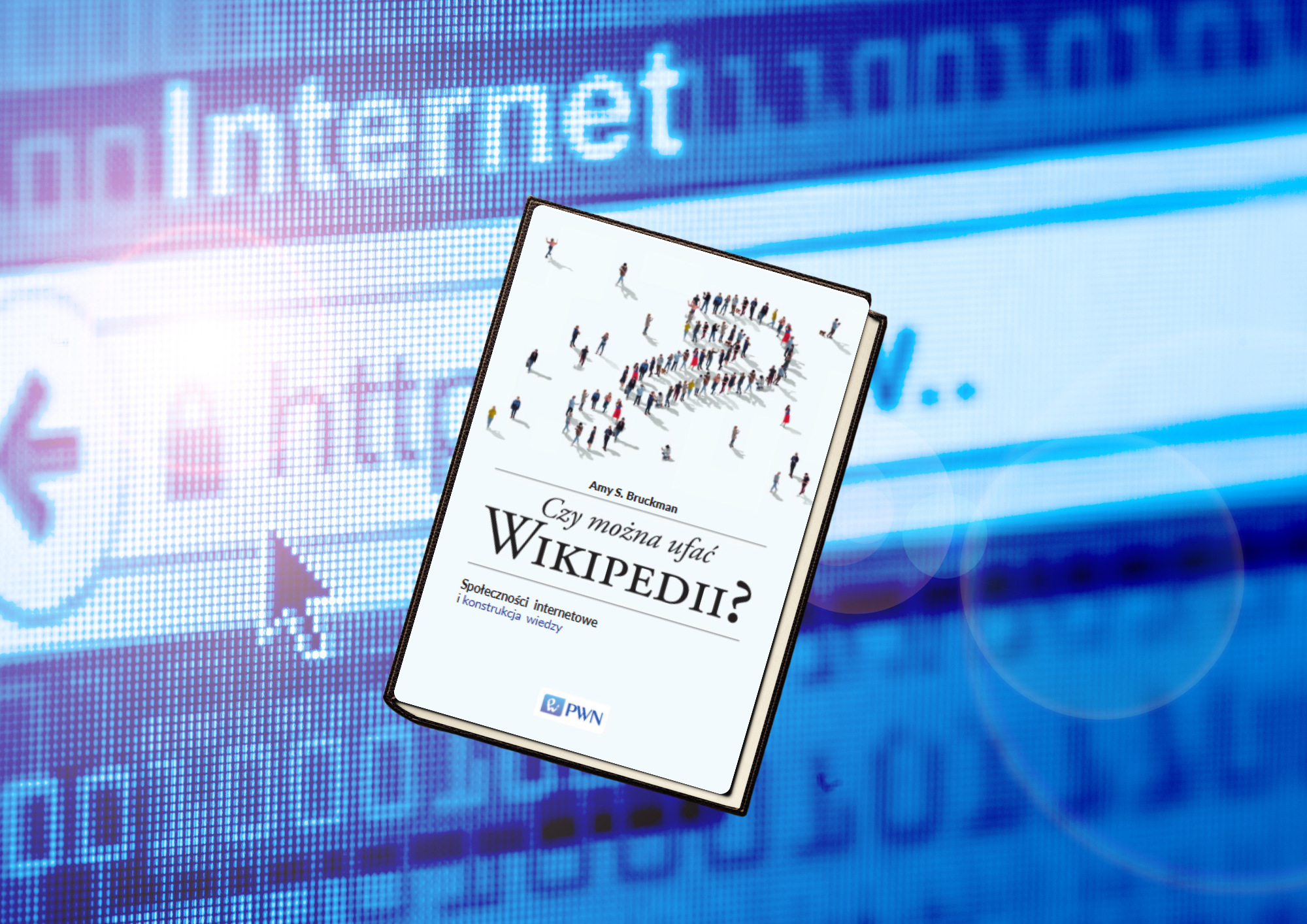 Okładka przedstawia książkę „Czy można ufać Wikipedii?” Amy S. Bruckman. Na pierwszym planie widać duży znak zapytania ułożony z wielu drobnych sylwetek ludzi, co symbolizuje współtworzenie wiedzy przez społeczność. Tło stanowi fragment ekranu komputera z widocznymi elementami przeglądarki, co podkreśla temat internetu i źródeł online. Całość utrzymana jest w chłodnych odcieniach niebieskiego, nadających okładce nowoczesny, cyfrowy charakter.