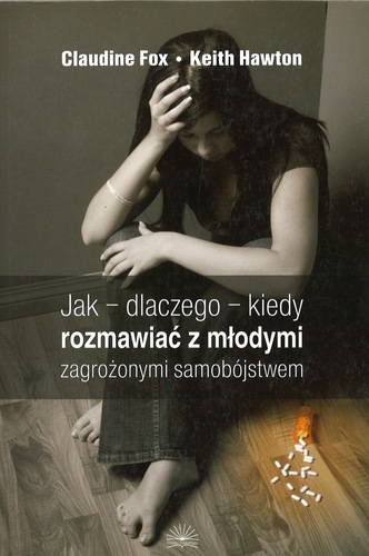 Na okładce widzimy osobę siedzącą na podłodze w przygarbionej, wyraźnie przytłoczonej pozie, z głową opuszczoną i ręką opartą o czoło. Obok leży przewrócona buteleczka po lekach i rozsypane tabletki, co podkreśla trudny, kryzysowy kontekst. Tytuł książki brzmi: „Jak – dlaczego – kiedy rozmawiać z młodymi zagrożonymi samobójstwem”, a autorami są Claudine Fox i Keith Hawton. Całość utrzymana jest w ciemnej, poważnej tonacji, podkreślającej temat wsparcia młodych osób w głębokim kryzysie psychicznym.