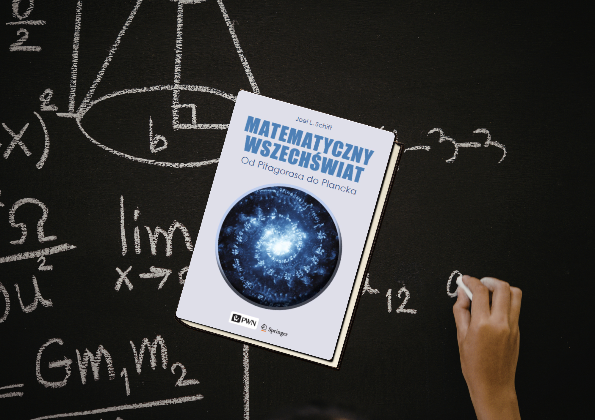 Na ilustracji widoczna jest książka „Matematyczny wszechświat. Od Pitagorasa do Plancka” autorstwa Joel L. Schiff. Książka leży na tle szkolnej tablicy pokrytej zapisami matematycznymi wykonanymi kredą. Widać różne wzory, symbole oraz rysunki geometryczne – m.in. figury, oznaczenia osi, fragmenty równań czy zapisy z użyciem symbolu π i wzorów typu „lim”. Po prawej stronie znajduje się dłoń trzymająca kredę, jakby ktoś właśnie dopisywał kolejne elementy. Okładka książki jest jasna, minimalistyczna. Centralnym elementem jest okrągła grafika przypominająca kosmiczną spiralę lub galaktykę, co nawiązuje do związku matematyki z opisem wszechświata. Tytuł zapisany jest dużymi, niebieskimi literami, a całość utrzymana jest w nowoczesnym, naukowym stylu.