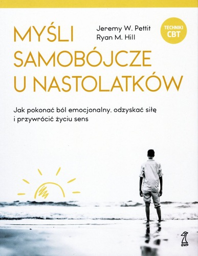 Na okładce widzimy czarno‑białe zdjęcie osoby stojącej na plaży, zwróconej w stronę morza. Jedynym kolorowym elementem jest żółte, stylizowane słońce narysowane nad linią wody, co dodaje symbolicznego akcentu nadziei. Tytuł książki brzmi „Myśli samobójcze u nastolatków”, a autorami są Jeremy W. Pettit i Ryan M. Hill. Podtytuł informuje, że publikacja zawiera techniki CBT i dotyczy sposobów radzenia sobie z bólem emocjonalnym oraz odzyskiwania sensu życia.
