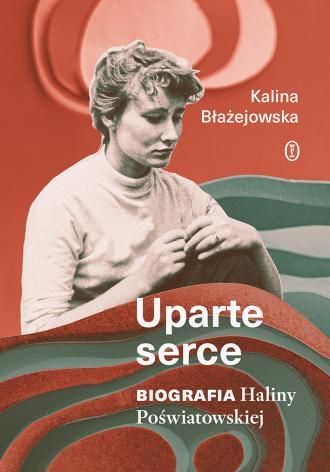 Na okładce znajduje się książka Uparte serce. Biografia Haliny Poświatowskiej autorstwa Kalina Błażejowska. Centralną część okładki zajmuje czarno-biała fotografia młodej kobiety siedzącej w zamyśleniu. Postać ma krótkie, jasne włosy i opuszczony wzrok, co nadaje jej wizerunkowi refleksyjny, nieco melancholijny charakter. Zdjęcie przedstawia bohaterkę książki – Halina Poświatowska. Tło okładki utrzymane jest w odcieniach czerwieni, bordo i zieleni. Widoczne są dekoracyjne, falujące kształty przypominające kręgi lub linie serca, które stanowią nawiązanie zarówno do tytułu książki, jak i do losów poetki zmagającej się przez całe życie z ciężką chorobą serca. W górnej prawej części okładki umieszczono nazwisko autorki: Kalina Błażejowska. W dolnej części znajduje się duży, biały tytuł „Uparte serce”, a pod nim podtytuł „Biografia Haliny Poświatowskiej”. Kolorystyka okładki jest wyrazista, ale jednocześnie stonowana. Połączenie archiwalnej fotografii z nowoczesną grafiką podkreśla biograficzny charakter publikacji i przyciąga uwagę czytelnika. Całość sugeruje opowieść o życiu niezwykłej poetki, jej wrażliwości, determinacji oraz walce z chorobą, która miała ogromny wpływ na jej twórczość i losy.