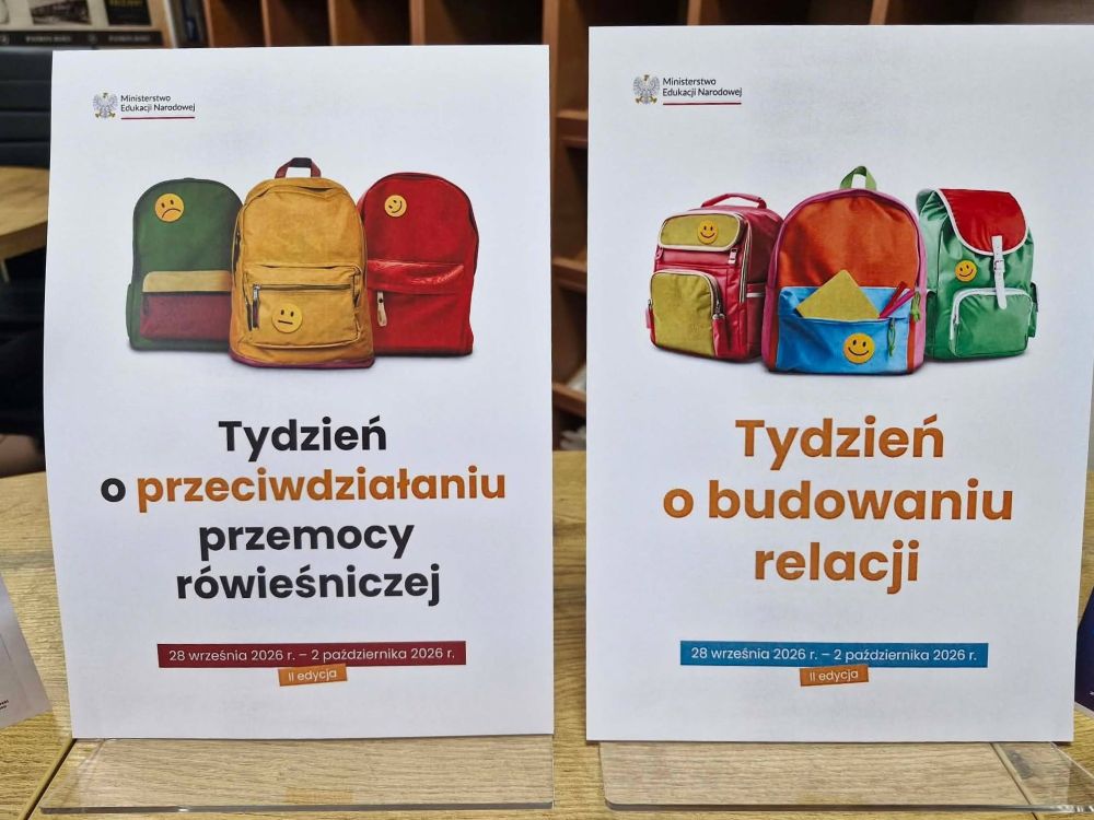Na zdjęciu znajdują się dwa plakaty Ministerstwa Edukacji Narodowej dotyczące działań profilaktycznych i wychowawczych w szkołach. 1. „Tydzień o przeciwdziałaniu przemocy rówieśniczej” Plakat informuje o II edycji Tygodnia o przeciwdziałaniu przemocy rówieśniczej, który odbywa się w dniach 28 września – 2 października 2026 r. Grafika przedstawia trzy plecaki z emotikonami, symbolizujące różne emocje i doświadczenia uczniów. Materiał zwraca uwagę na potrzebę przeciwdziałania przemocy między rówieśnikami oraz tworzenia bezpiecznego środowiska szkolnego. 2. „Tydzień o budowaniu relacji” Drugi plakat promuje II edycję Tygodnia o budowaniu relacji, również zaplanowanego na 28 września – 2 października 2026 r. Przedstawione kolorowe plecaki i pozytywne symbole nawiązują do współpracy, kontaktów społecznych i dobrych relacji między uczniami.