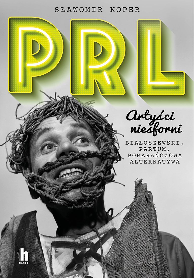 Okładka książki Sławomira Kopra „PRL. Artyści niesforni. Białoszewski, Partum, Pomarańczowa Alternatywa” przyciąga uwagę dużym, neonowo-zielonym napisem „PRL” oraz czarno-białą fotografią mężczyzny z nietypowym nakryciem głowy i sznurem oplatającym twarz. Kontrast między jaskrawą typografią a monochromatycznym zdjęciem nadaje publikacji wyrazisty, nieco prowokacyjny charakter. Książka przybliża sylwetki artystów i twórców, którzy w czasach Polskiej Rzeczypospolitej Ludowej wyróżniali się niezależnością, niekonwencjonalnym podejściem do sztuki i sprzeciwem wobec obowiązujących schematów. Tytuł nawiązuje do Mirona Białoszewskiego, Andrzeja Partuma oraz Pomarańczowej Alternatywy, czyli zjawisk i postaci związanych z awangardą, happeningiem i niezależną kulturą. Publikacja Sławomira Kopra zachęca do poznania mniej oczywistych oblicz życia artystycznego w PRL-u.