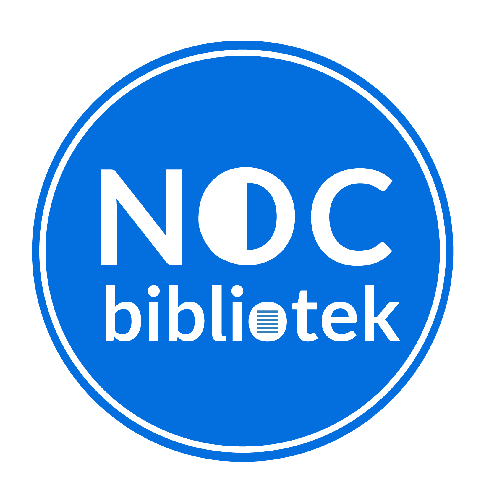 Logo „NOC bibliotek” przedstawia niebieskie koło z białym obramowaniem, w którego centrum umieszczono biały napis „NOC bibliotek”. Litery są proste, wyraźne i nowoczesne. W słowie „bibliotek” literę „o” zastąpiono okrągłym symbolem przypominającym grzbiety książek lub ułożone poziomo linie tekstu. Minimalistyczna forma i kontrastowe kolory sprawiają, że logo jest czytelne i łatwo rozpoznawalne. Grafika nawiązuje do wydarzenia promującego biblioteki, czytelnictwo oraz różnorodne inicjatywy kulturalne i edukacyjne organizowane w bibliotekach.