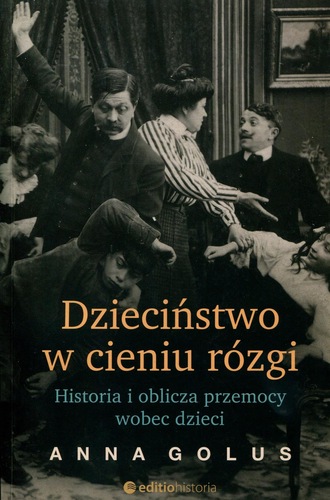 Okładka książki „Dzieciństwo w cieniu rózgi. Historia i oblicza przemocy wobec dzieci” autorstwa Anny Golus przedstawia archiwalne, czarno-białe zdjęcie grupy osób w XIX-wiecznym wnętrzu. W centrum kompozycji widoczny jest dorosły z uniesioną ręką, wokół którego znajdują się dzieci w różnych pozach. Fotografia ma historyczny charakter i nawiązuje do tematyki wychowania oraz przemocy wobec dzieci w przeszłości. Tytuł zapisano dużą czcionką w kolorze pomarańczowym i jasnoniebieskim, a nazwisko autorki umieszczono w dolnej części okładki. Całość utrzymana jest w stonowanej, historycznej stylistyce, podkreślającej społeczny i edukacyjny charakter publikacji.