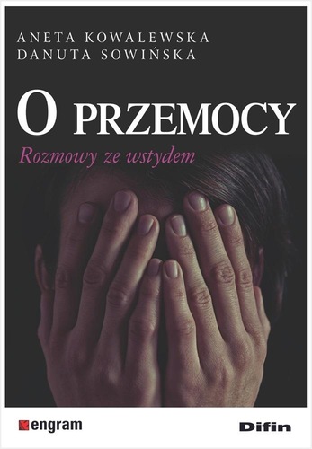 Okładka książki „O przemocy. Rozmowy ze wstydem” autorstwa Anety Kowalewskiej i Danuty Sowińskiej utrzymana jest w ciemnej, stonowanej kolorystyce. W centralnej części znajduje się fotografia osoby zasłaniającej twarz dłońmi. Tło jest czarne, co podkreśla kontrast z jasnymi dłońmi i wzmacnia wymowę obrazu. Tytuł „O przemocy” zapisano dużą białą czcionką, a podtytuł „Rozmowy ze wstydem” wyróżniono delikatnym różowym kolorem. Na dole okładki znajdują się logotypy wydawnictw Engram i Difin. Całość ma poważny, refleksyjny charakter, nawiązujący do trudnej tematyki przemocy i jej konsekwencji.