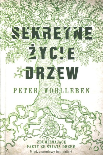 Okładka książki „Sekretne życie drzew” autorstwa Petera Wohllebena. Na jasnym tle znajduje się zielona, linearna ilustracja dużego drzewa z bujną koroną oraz rozbudowanym systemem korzeniowym. Ciemnozielony tytuł „SEKRETNE ŻYCIE DRZEW” jest wkomponowany w przestrzeń gałęzi i pnia. Poniżej pnia widnieje imię i nazwisko autora, a na dole okładki umieszczono napis: „ZDUMIEWAJĄCE FAKTY ZE ŚWIATA DRZEW. Międzynarodowy bestseller!”.
